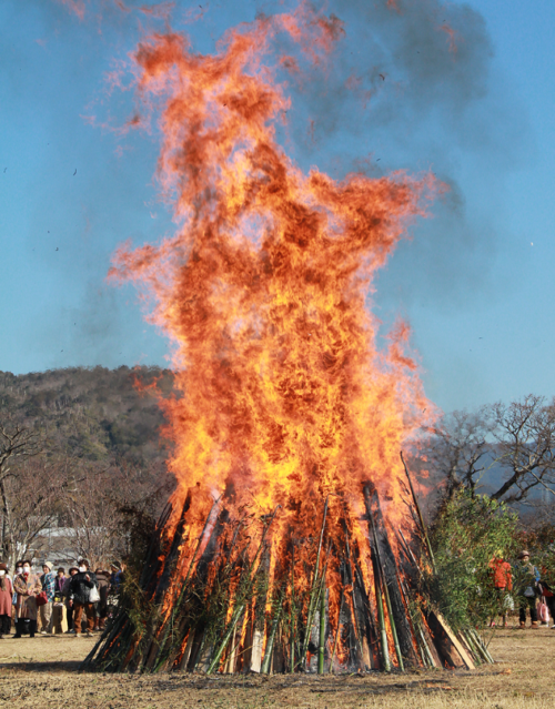 【2026】どんど焼きとは?いつ行われる?餅や団子、まゆだまの作り方を詳しく解説!